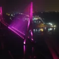 Iluminação rosa na Ponte da Integração Brasil-Paraguai em Foz do Iguaçu para conscientizar sobre o câncer de mama e do colo do útero. Conheça a campanha Paraná Rosa - Foto: DER-PR