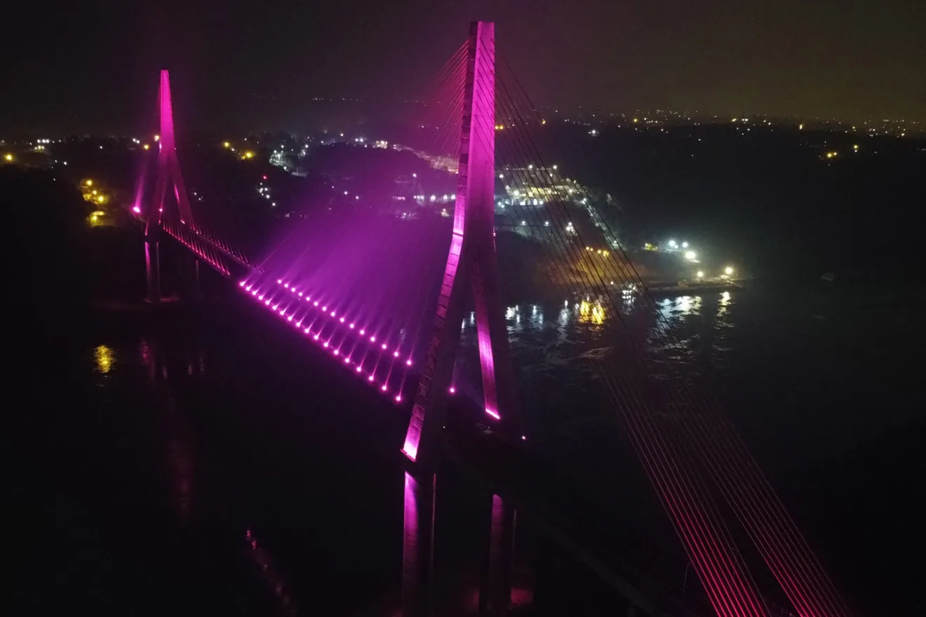 Iluminação rosa na Ponte da Integração Brasil-Paraguai em Foz do Iguaçu para conscientizar sobre o câncer de mama e do colo do útero. Conheça a campanha Paraná Rosa - Foto: DER-PR