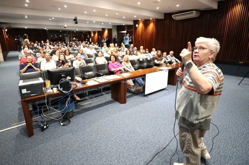 Não seja vítima de golpes no Brasil. Aprenda a se proteger com as dicas importantes oferecidas na palestra da Assembleia Legislativa do Paraná, especialmente para idosos - Foto: Orlando Kissner/Alep