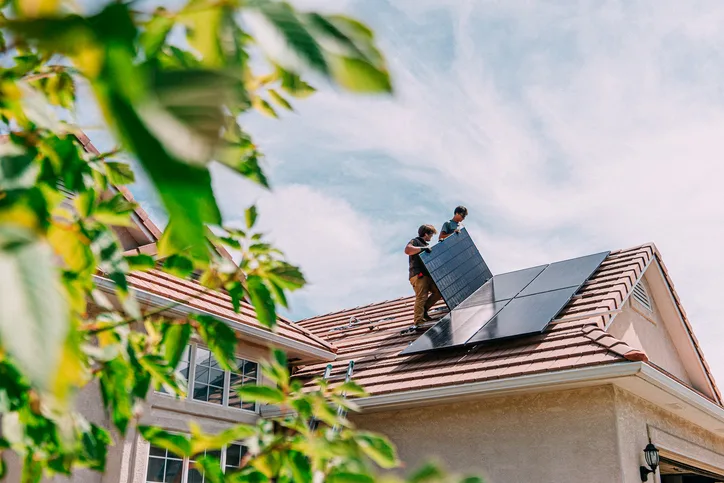 Construa sua casa própria de forma sustentável e receba benefícios para o planeta e para o seu bolso. Saiba mais sobre práticas sustentáveis na construção - Foto: iStock/ Jeremy Poland