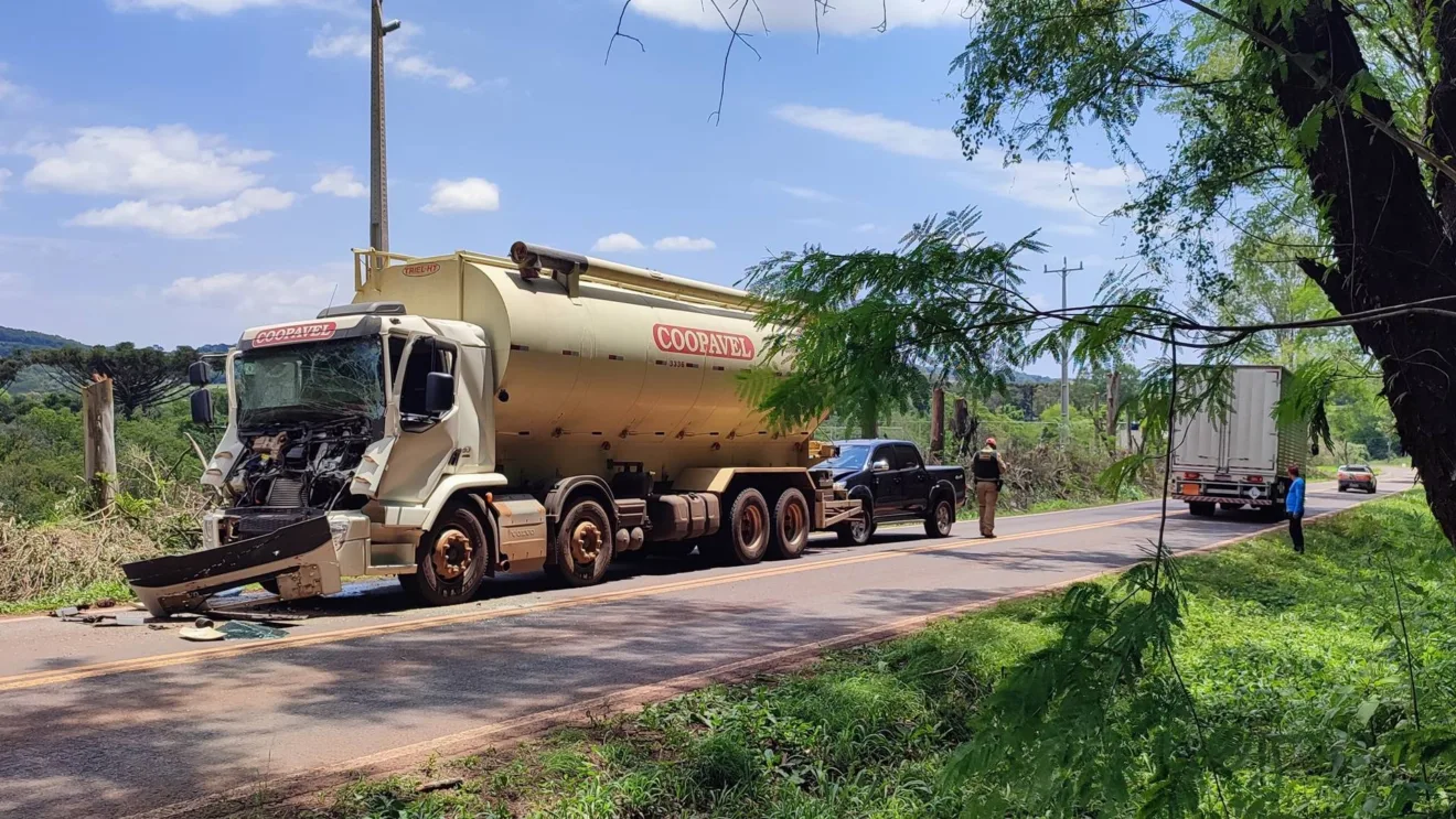 Acidente envolvendo caminhões e caminhonete deixa uma pessoa ferida na PR-180, próximo a Cascavel. Saiba mais sobre o incidente - Foto: Luiz Felipe Max/SOT