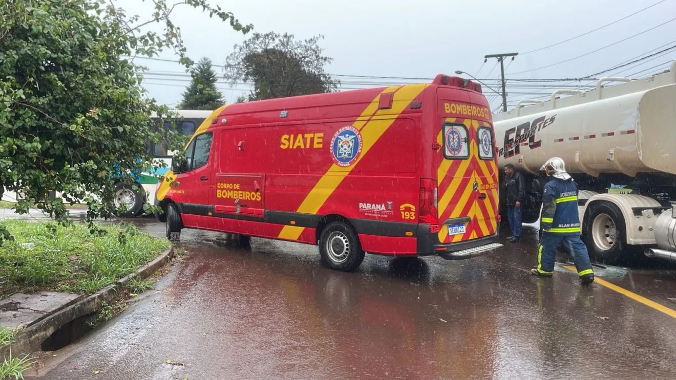 Acidente de trânsito em Cascavel deixa duas pessoas feridas. Saiba mais sobre a colisão entre um ônibus e um caminhão - Foto: SOT