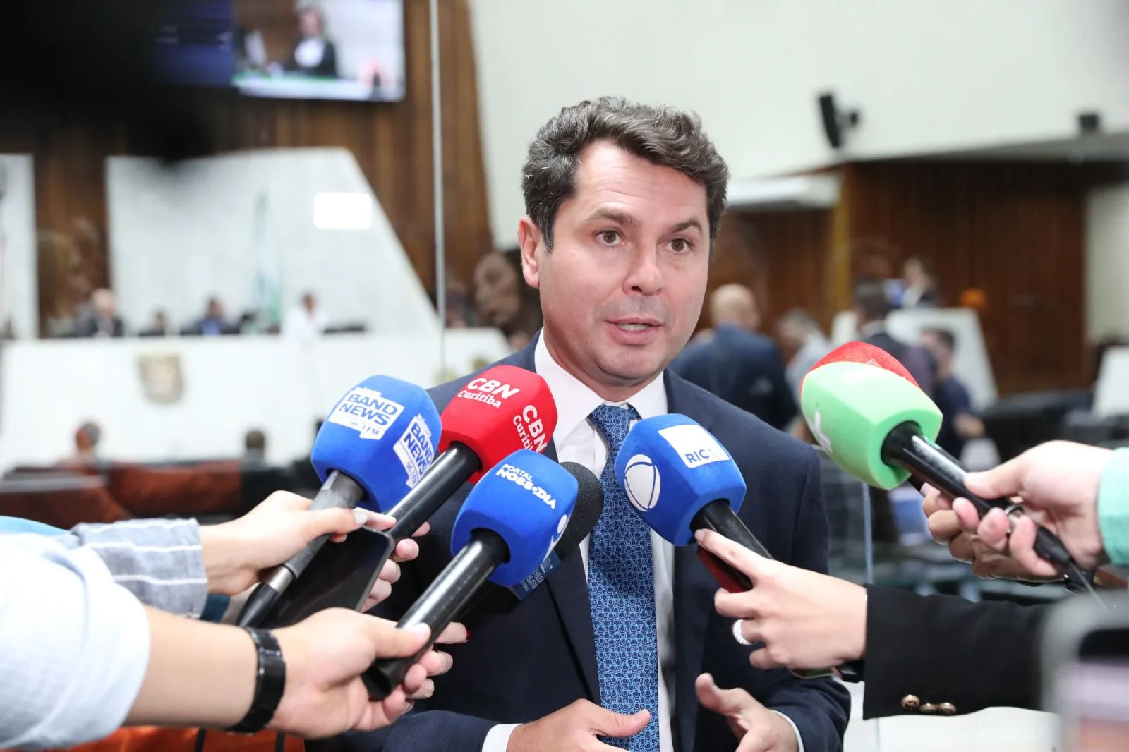 Deputado Alexandre Curi sendo entrevistado