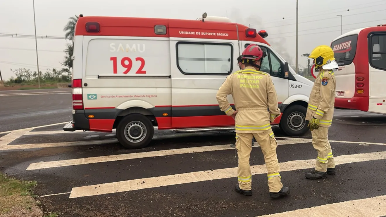 Acidente de trânsito em Cascavel deixa homem ferido. Motociclista recebe atendimento médico após colisão com ônibus na BR-277 - Foto: SOT