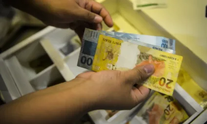 Confira a previsão do mercado financeiro para a inflação no Brasil. Saiba como a estimativa do IPCA pode impactar a economia do país - Foto: Marcello Casal Jr/Agência Brasil