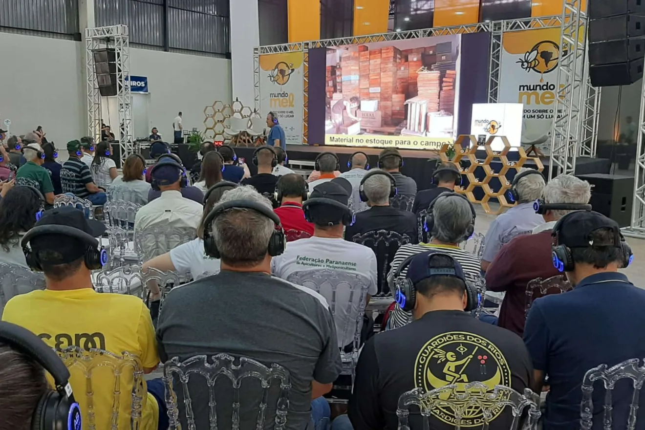 Confira as novidades do evento O Mundo Mel em Pato Branco. Saiba mais sobre a cadeia da apicultura e meliponicultura no Brasil e no Paraná - Foto: Alexandre Bianchini/IDR Confira as novidades do evento O Mundo Mel em Pato Branco. Saiba mais sobre a cadeia da apicultura e meliponicultura no Brasil e no Paraná - Foto: Alexandre Bianchini/IDR