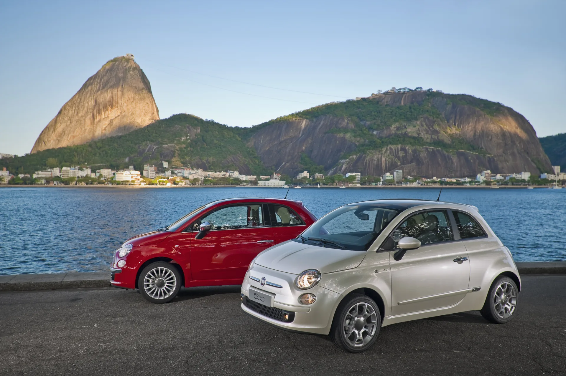 O Fiat 500 se reinventou ao longo dos anos e atualmente passou a ser comercializado em versão 100% elétrica no Brasil - Foto: O Fiat 500 se reinventou ao longo dos anos e atualmente passou a ser comercializado em versão 100% elétrica no Brasil - Foto: O Fiat 500 se reinventou ao longo dos anos e atualmente passou a ser comercializado em versão 100% elétrica no Brasil - Foto: Divulgação