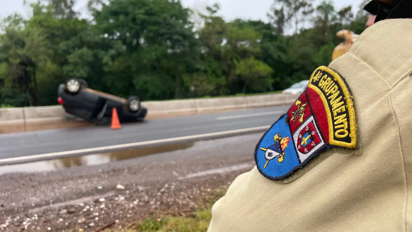 Acidente envolvendo veículo em Cascavel: aquaplanagem após passar por poça d'água na pista causa capotamento - Foto: SOT