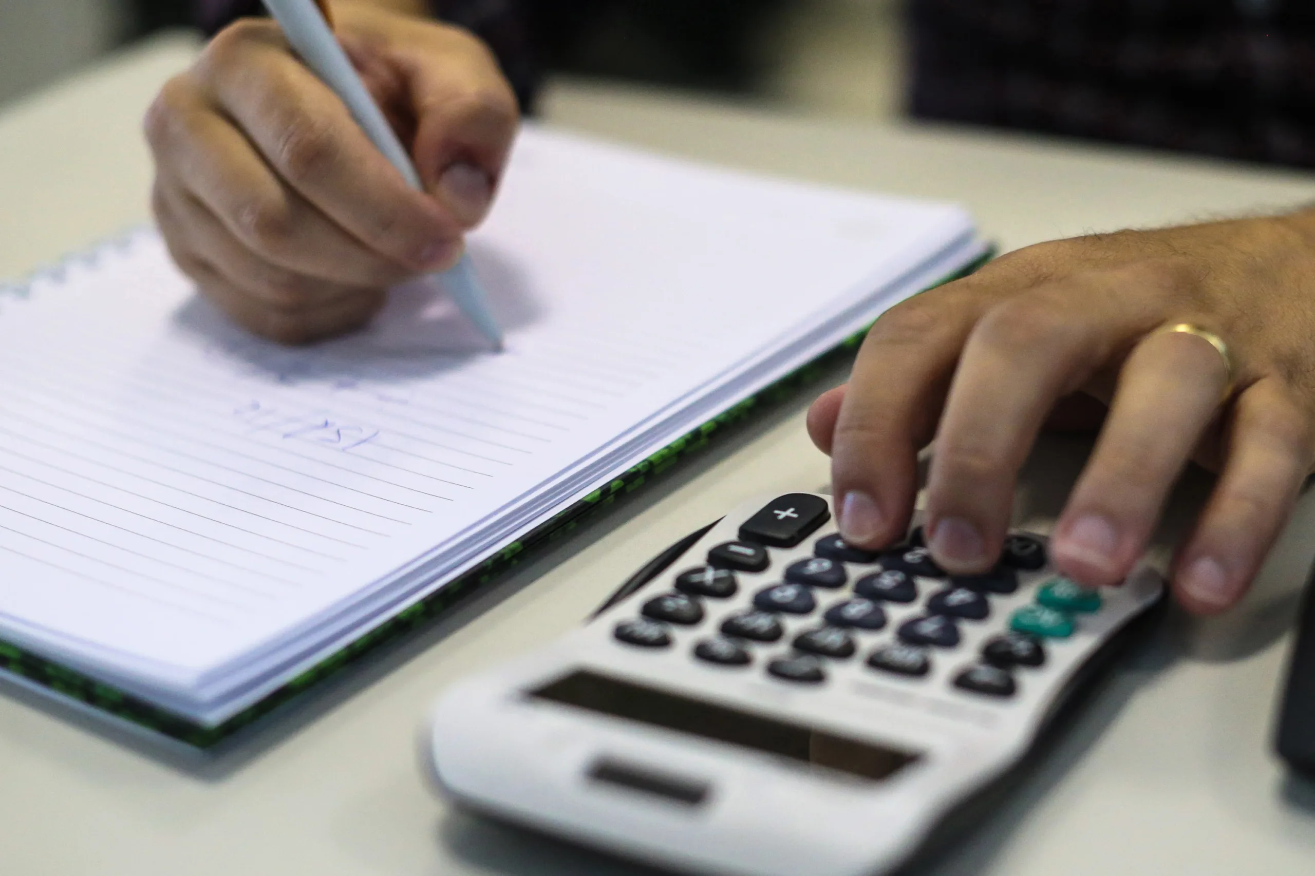 Não deixe suas dívidas acumularem. Aproveite o mutirão online promovido pelo Procon-PR e a Febraban para renegociar débitos de cartão de crédito, cheque especial e outras modalidades -  Foto: Geraldo Bubniak/AEN