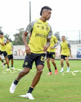 Partida decisiva do Flamengo contra o Cruzeiro no Campeonato Brasileiro. Conheça os detalhes da operação da Polícia Federal envolvendo Bruno Henrique - Foto: Marcelo Cortes/CRF