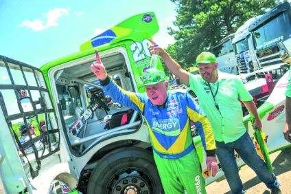O retorno da Fórmula Truck ao Autódromo do Tarumã é marcado pela vitória inesquecível de Pedro Muffato, competidor desde a década de 1960 - Foto: Tiago Soares/Divulgação