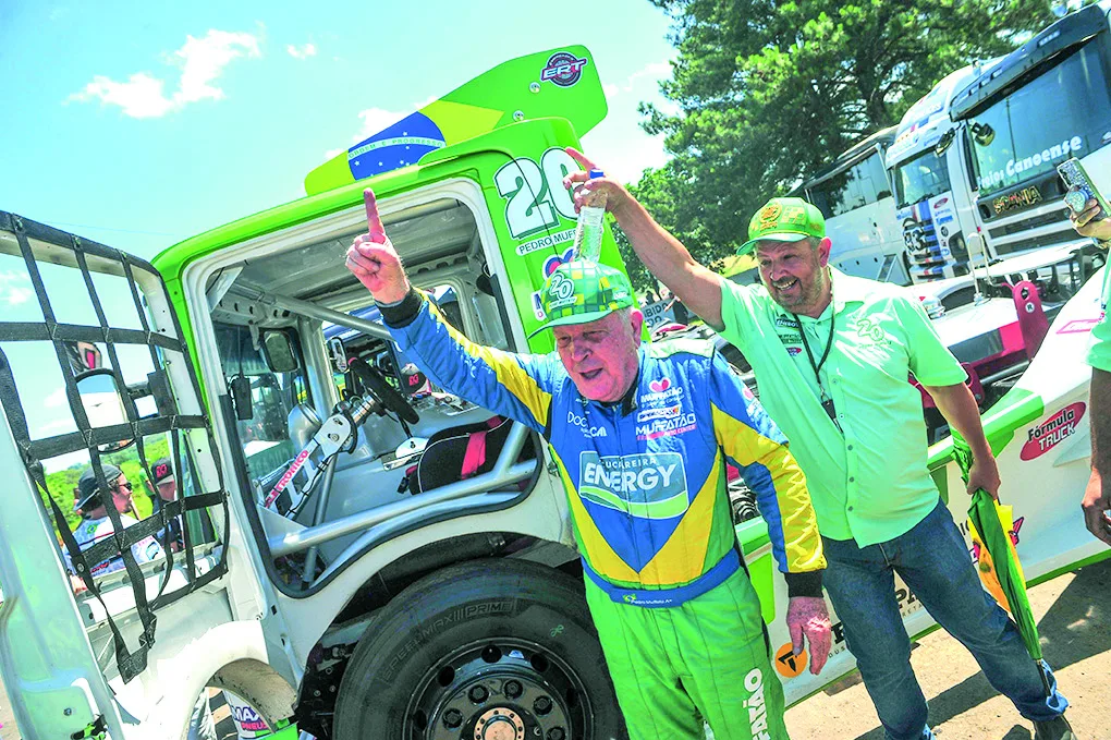 O retorno da Fórmula Truck ao Autódromo do Tarumã é marcado pela vitória inesquecível de Pedro Muffato, competidor desde a década de 1960 - Foto: Tiago Soares/Divulgação