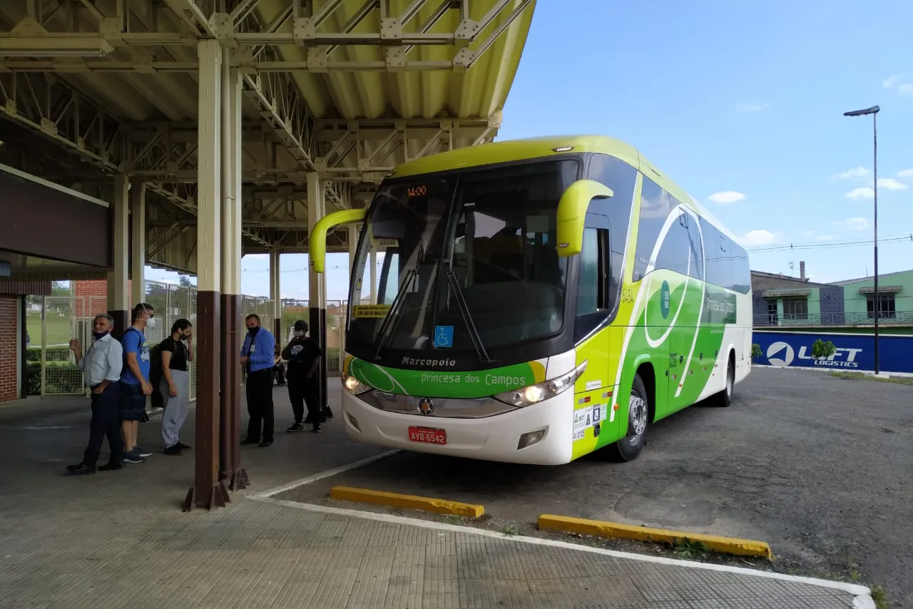 Lei sancionada pelo governador garante gratuidade ou desconto de 50% em passagens de ônibus intermunicipais para pessoas idosas no Paraná - Foto: AEN