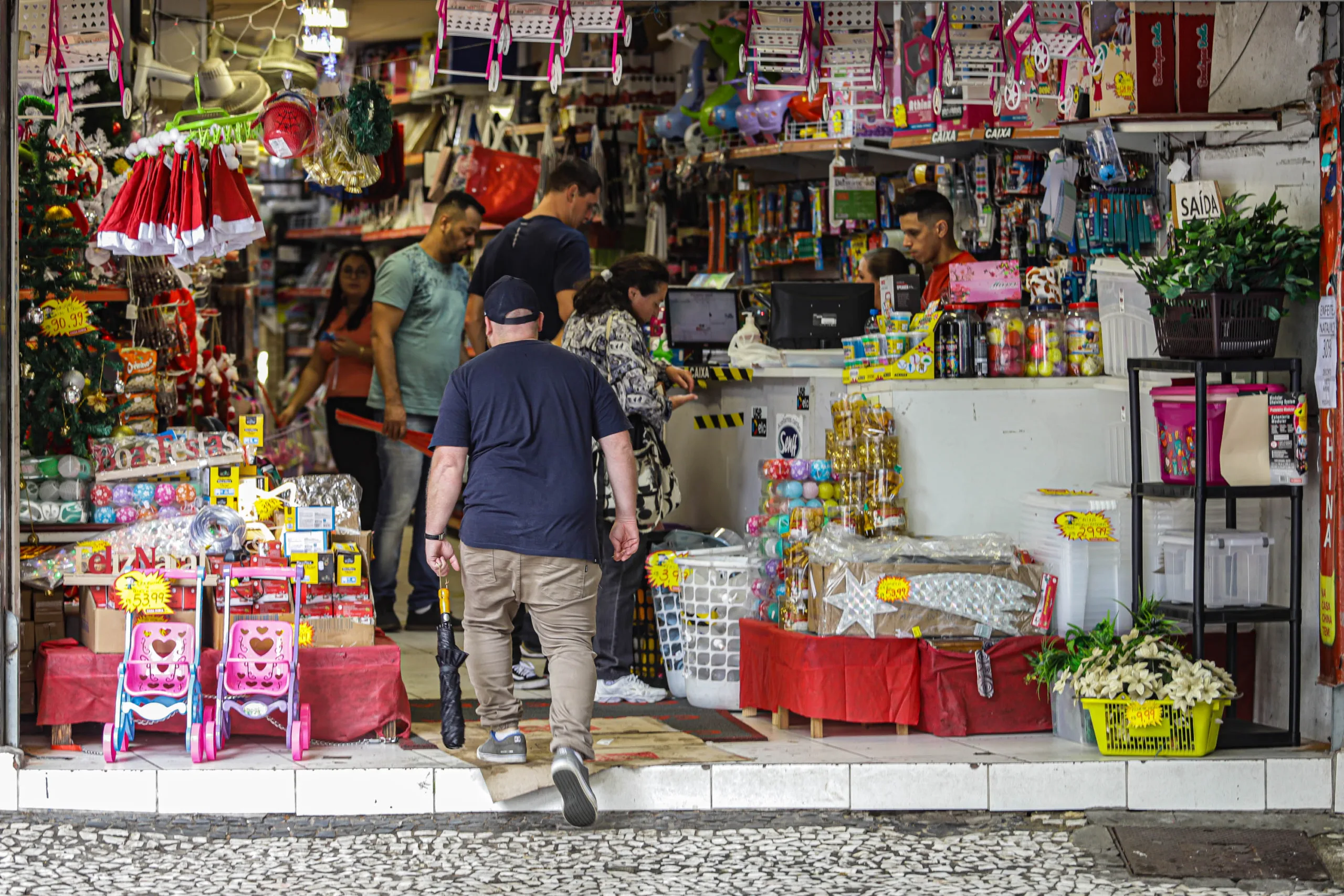 A demanda de fim de ano está abrindo várias vagas temporárias. Descubra como encontrar oportunidades para trabalhos temporários e aumente sua renda - Foto: Roberto Dziura Jr/AEN