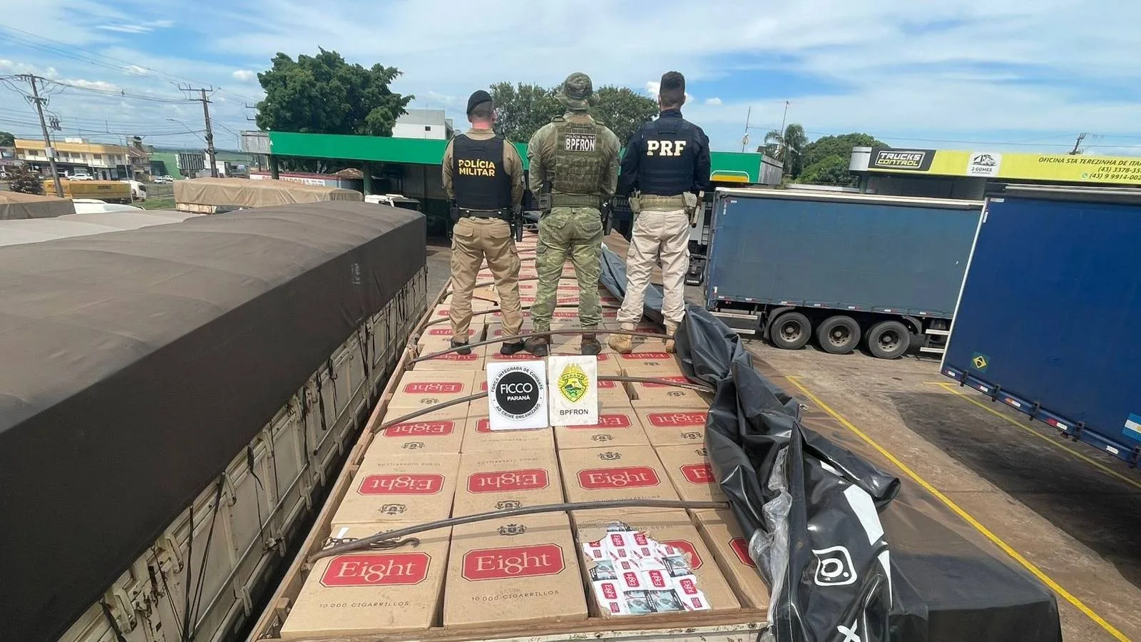 Apreensão milionária de cigarros contrabandeados: ação conjunta resulta na apreensão de carga avaliada em R$ 2.400.000,00 - Foto: Polícia Militar 