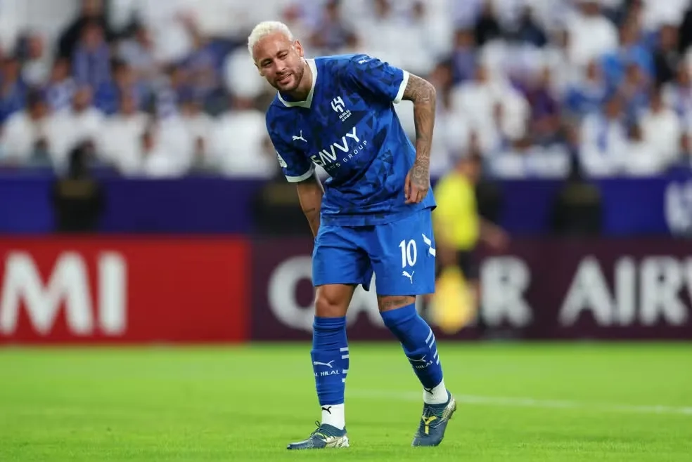 Neymar sofre lesão no tendão da coxa e terá quatro semanas de tratamento. Entenda o ocorrido e saiba mais sobre a recuperação do jogador - Foto: Yasser Bakhsh/Getty Images