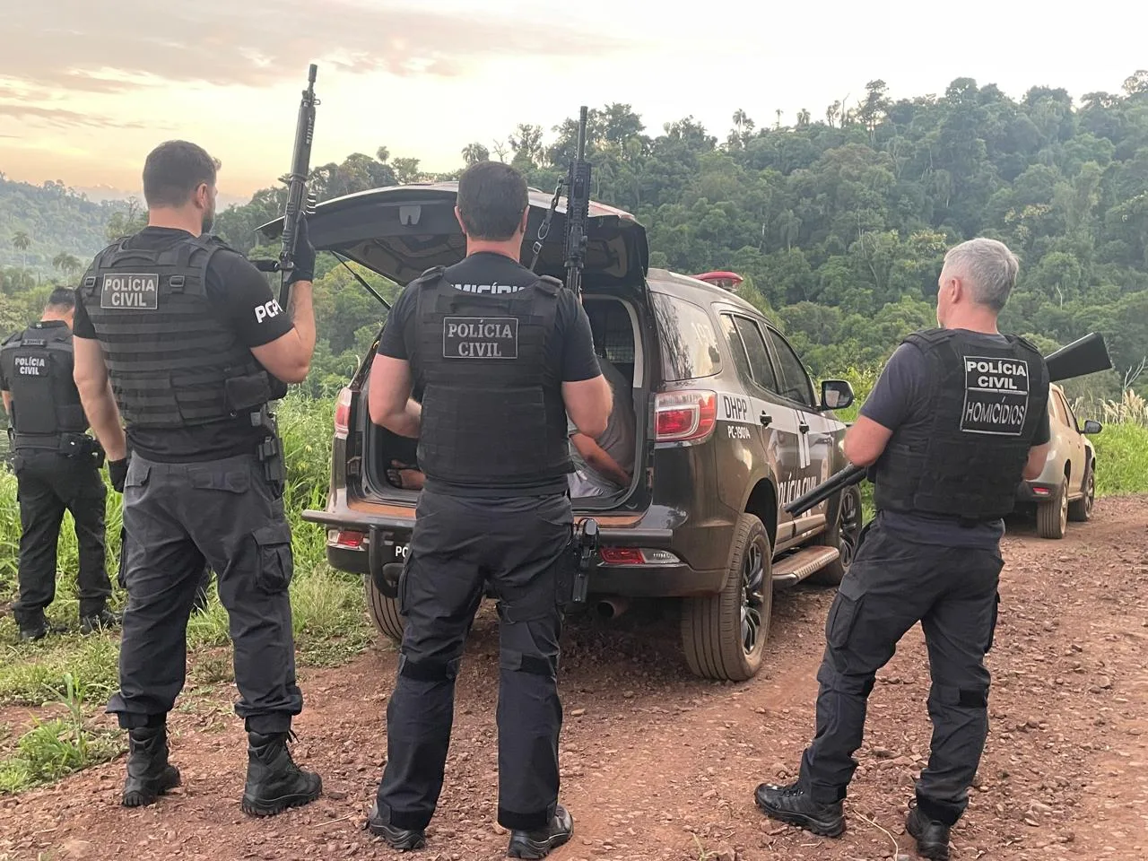 Foragido da justiça capturado: homem de 29 anos preso após mandados por homicídio, roubo e porte de arma - Foto: Polícia Civil