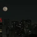 São Paulo (SP) 19/08/2024 - primeira Superlua do ano  vista em São Paulo, fenômeno acontece quando a Lua cheia está no ponto mais próximo da Terra. Em média, essa distância é de cerca de 384 mil quilômetros, mas hoje a Lua está a 362 mil quilômetros do nosso planeta. FOTO CAPTADA  COM A TÉCNICA DE MULTIPLA EXPOSIÇÃO.Foto: Paulo Pinto/Agência Brasil