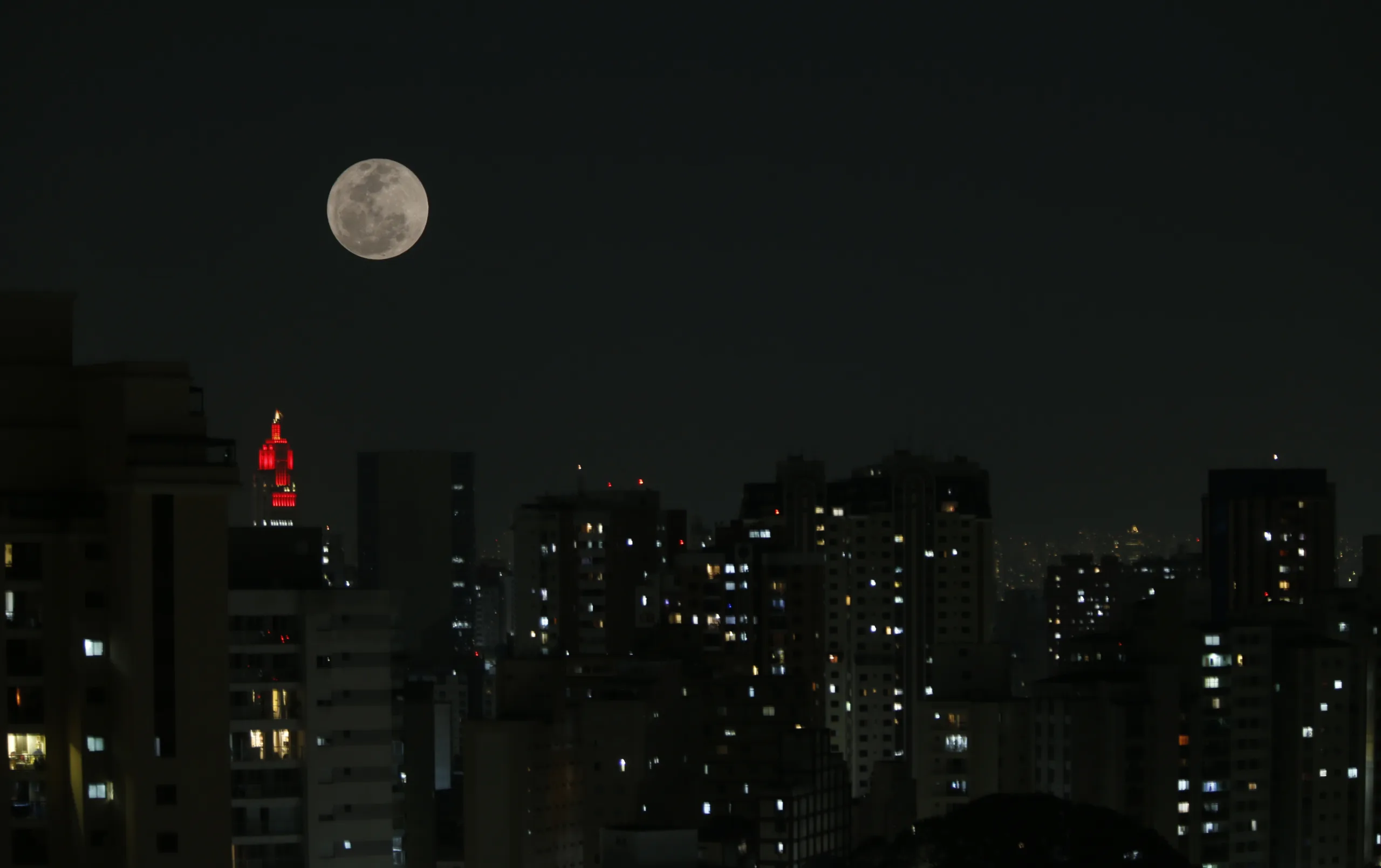 São Paulo (SP) 19/08/2024 - primeira Superlua do ano  vista em São Paulo, fenômeno acontece quando a Lua cheia está no ponto mais próximo da Terra. Em média, essa distância é de cerca de 384 mil quilômetros, mas hoje a Lua está a 362 mil quilômetros do nosso planeta. FOTO CAPTADA  COM A TÉCNICA DE MULTIPLA EXPOSIÇÃO.Foto: Paulo Pinto/Agência Brasil