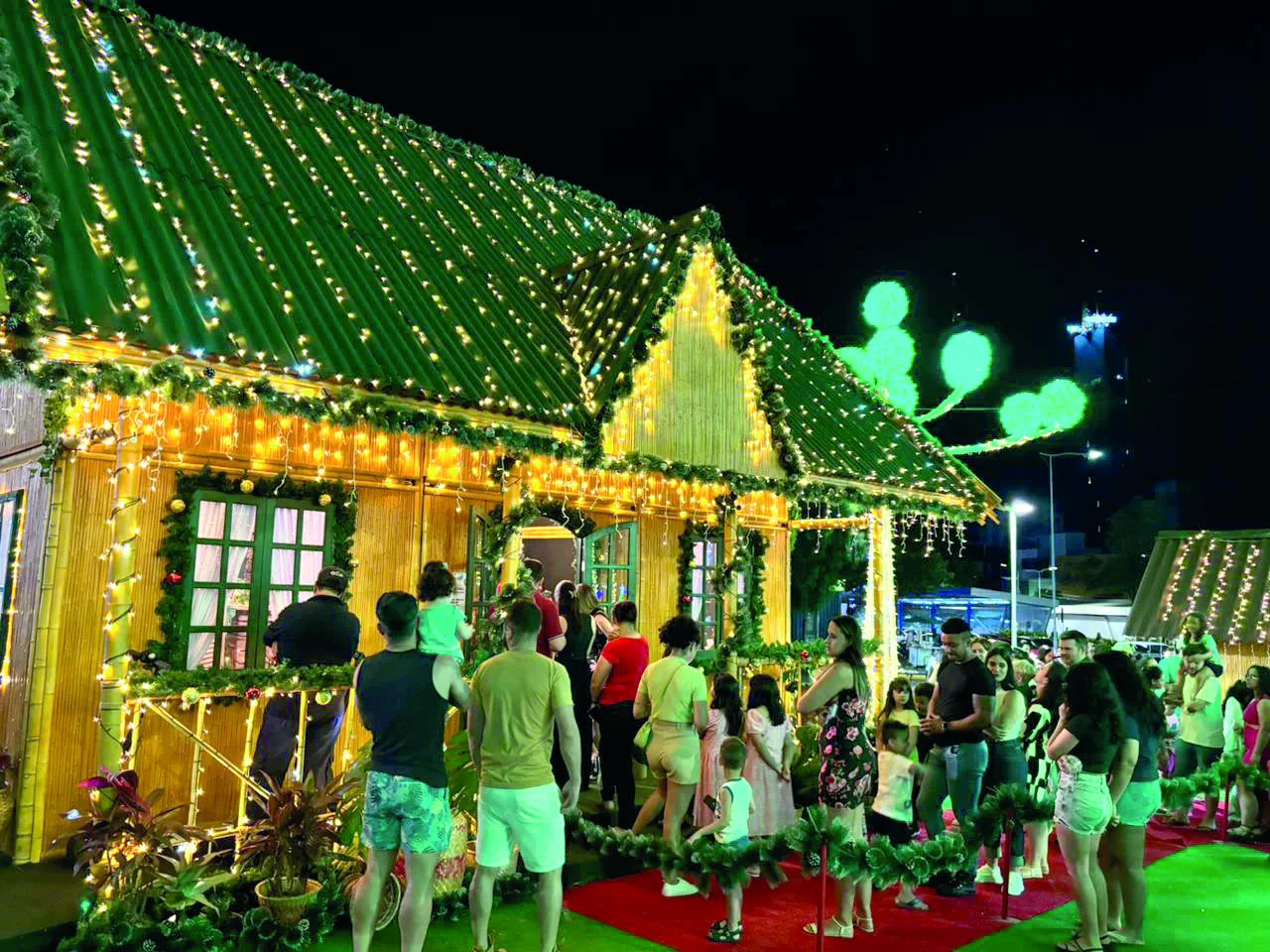 Venha celebrar o Natal em Cascavel! Conheça a Vila do Noel e aproveite para visitar o Papai Noel em sua casinha na Catedral Nossa Senhora Aparecida - Foto: Secom 