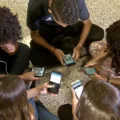 Conheça os resultados de uma pesquisa que revela as opiniões da população brasileira sobre o uso de celulares nas escolas - Foto: Arquivo/EBC