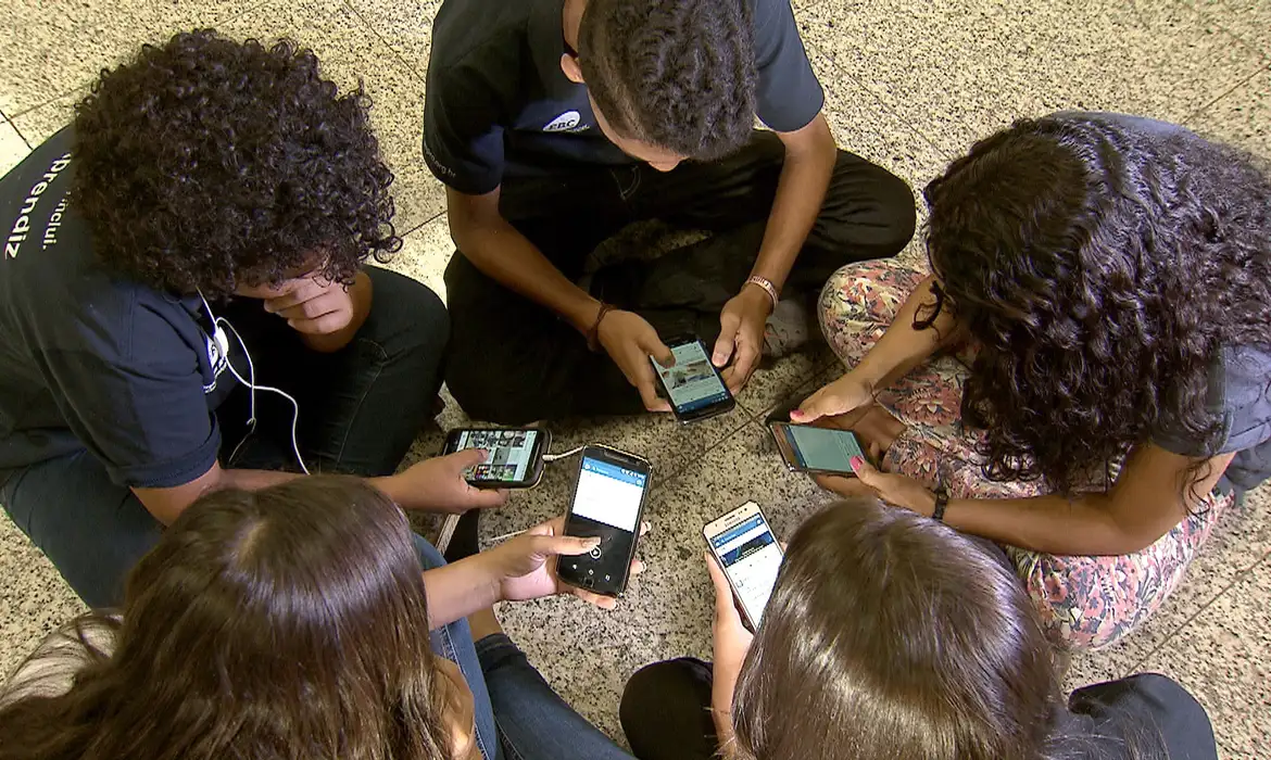 Conheça os resultados de uma pesquisa que revela as opiniões da população brasileira sobre o uso de celulares nas escolas - Foto: Arquivo/EBC