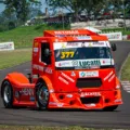 Duda Conci, de Cafelândia, corre em casa na luta pelo título da categoria F-Truck no Campeonato Interestadual. Foto: Tiago Soares/Divulgação