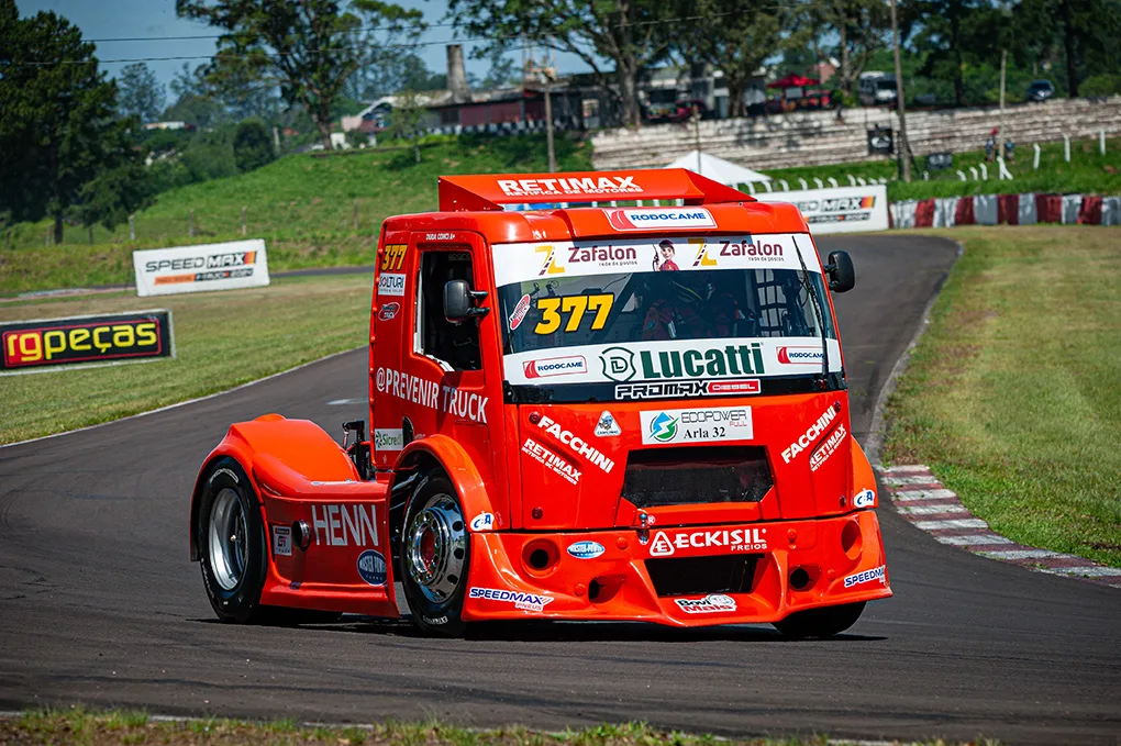 Duda Conci, de Cafelândia, corre em casa na luta pelo título da categoria F-Truck no Campeonato Interestadual. Foto: Tiago Soares/Divulgação