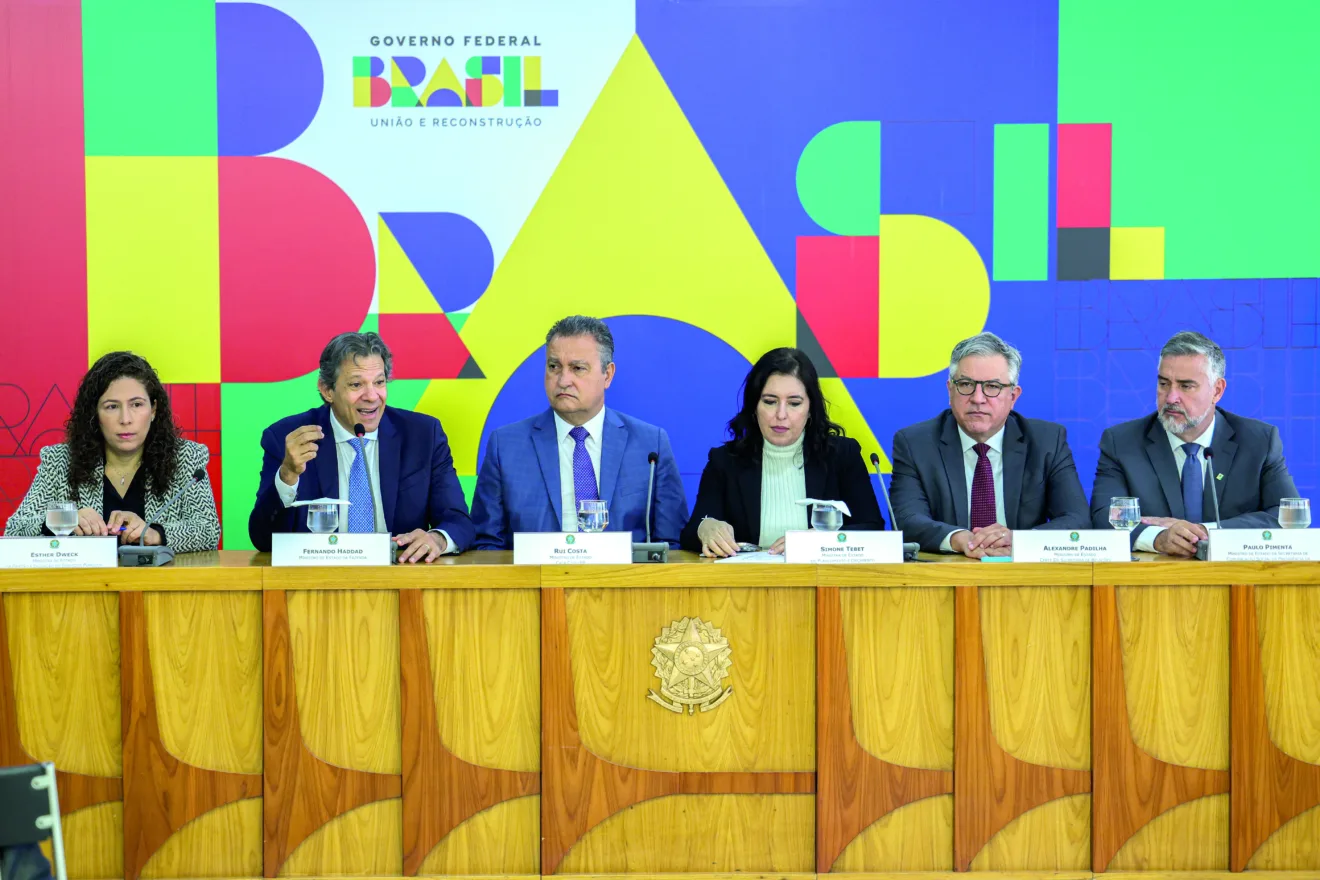 Descubra como a alta do dólar e a queda da bolsa impactaram o mercado financeiro após o anúncio do pacote fiscal do ministro Fernando Haddad - Foto: Fabio Rodrigues-Pozzebom/ Agência Brasil Descubra como a alta do dólar e a queda da bolsa impactaram o mercado financeiro após o anúncio do pacote fiscal do ministro Fernando Haddad - Foto: Fabio Rodrigues-Pozzebom/ Agência Brasil
