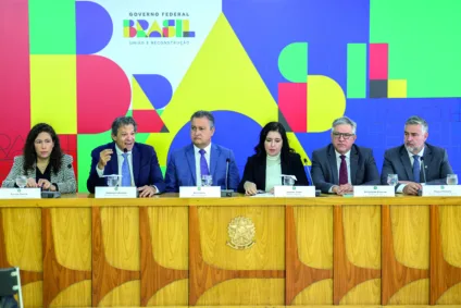 Descubra como a alta do dólar e a queda da bolsa impactaram o mercado financeiro após o anúncio do pacote fiscal do ministro Fernando Haddad - Foto: Fabio Rodrigues-Pozzebom/ Agência Brasil