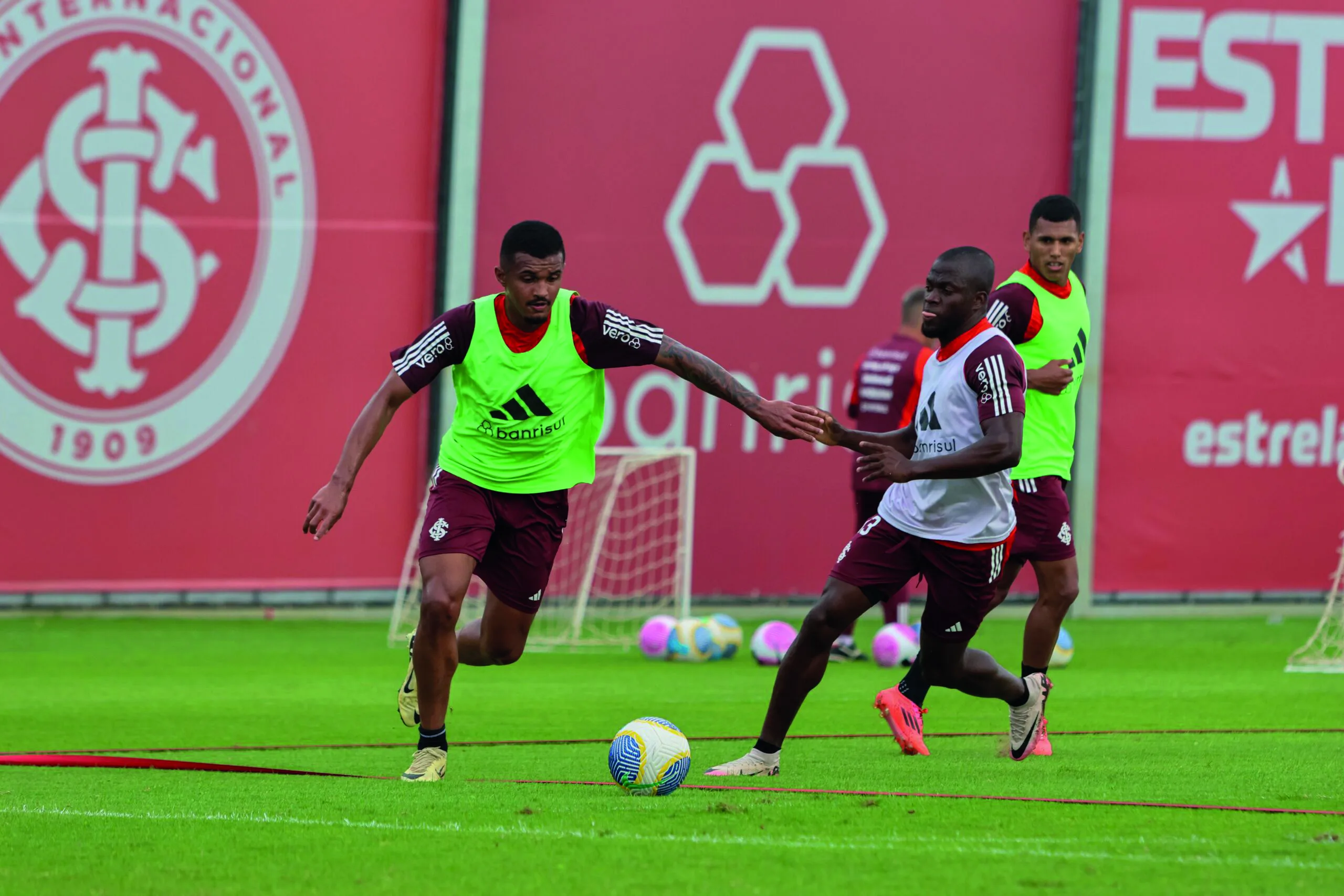 Saiba tudo sobre o Grenal mais esperado da rodada do Campeonato Brasileiro. Grêmio e Internacional se enfrentam em busca de pontos preciosos - Foto: Ricardo Duarte