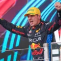 Max Verstappen brilha em Interlagos e voltar a vencer depois de 10 GPs, ficando, ficando com a mão na taça do tetracampeonato - Foto: Vanderley Soares
