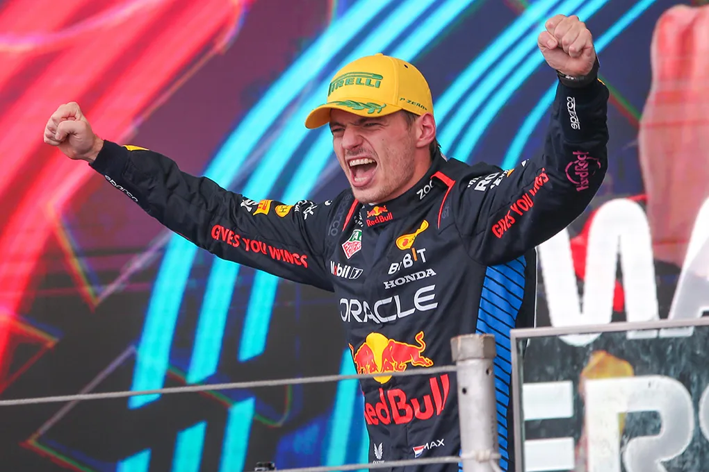 Max Verstappen brilha em Interlagos e voltar a vencer depois de 10 GPs, ficando, ficando com a mão na taça do tetracampeonato - Foto: Vanderley Soares
