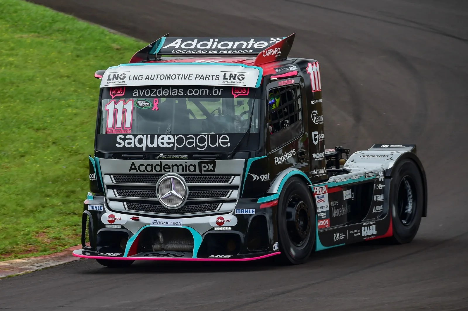 Bia Figueiredo e Roberval Andrade ganham edição especial da Revista Racing