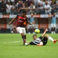 Flamengo e Atlético Mineiro se enfrentam no Brasileirão em partida decisiva no Maracanã. Saiba mais sobre o confronto e as expectativas - Foto:  Gilvan de Souza / CRF