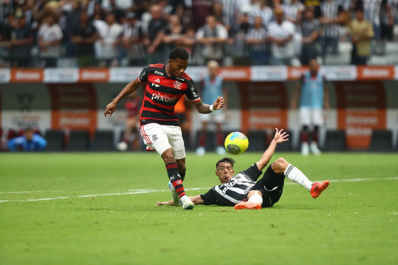 Flamengo e Atlético Mineiro se enfrentam no Brasileirão em partida decisiva no Maracanã. Saiba mais sobre o confronto e as expectativas - Foto:  Gilvan de Souza / CRF