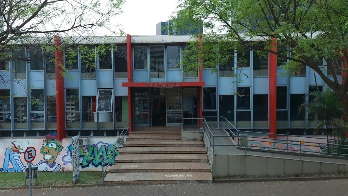 Conheça a Biblioteca Pública Municipal Sandálio dos Santos, um patrimônio cultural de Cascavel. Há 60 anos, esse espaço acolhe e inspira leitores de todas as idades - Foto: Secom