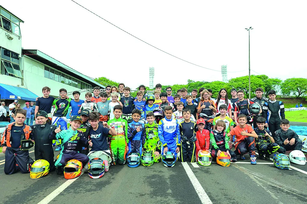 O cascavelense Flávio Maioli é o campeão da categoria Cadete na edição histórica do Paranaense de Kart - Foto: Eni Alves