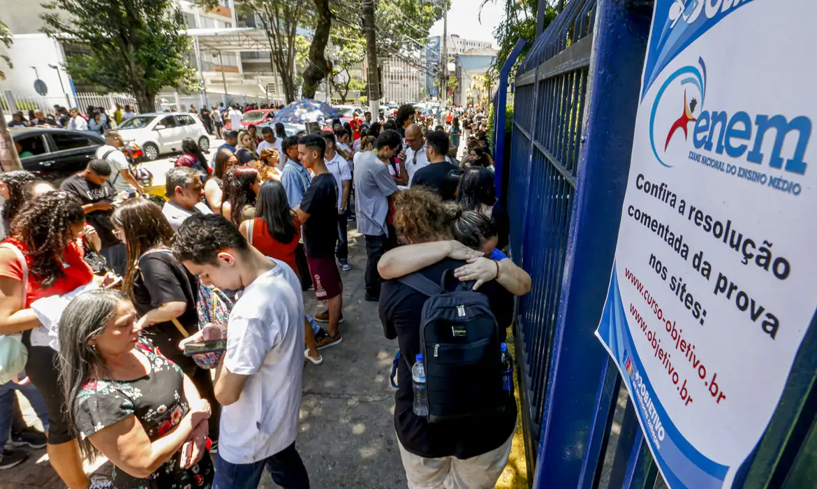 Saiba mais sobre as provas do Enem 2024: linguagens, ciências humanas e redação. Teste seus conhecimentos e conquiste uma boa nota! - Foto: Paulo Pinto/Agência Brasil