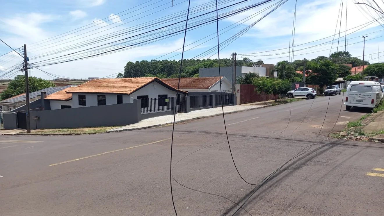 Fios de telefonia caídos no Guarujá representam perigo para pedestres e motoristas. Moradores cobram reparos urgentes - Foto: Luiz Felipe Max/Sot