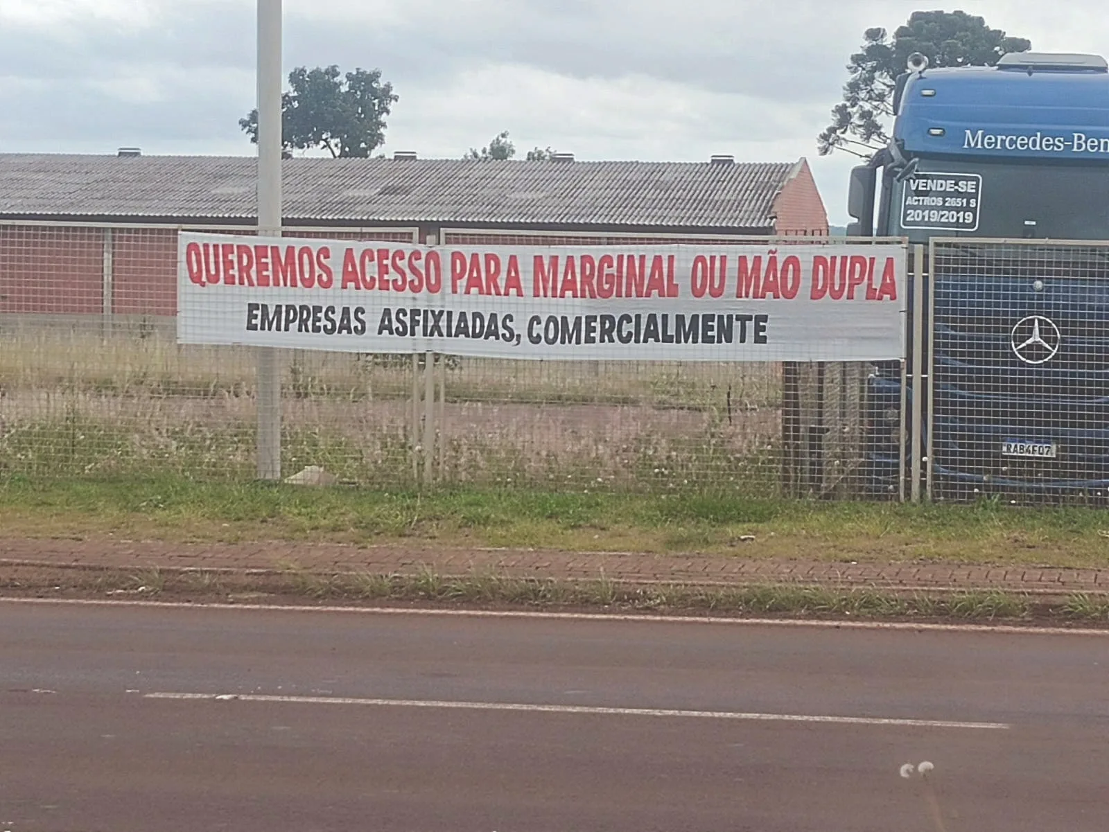 Indignação de empresários na BR-277: faixas pedem acesso facilitado pela marginal após obras do novo Trevo Cataratas - Foto: Osires Jr