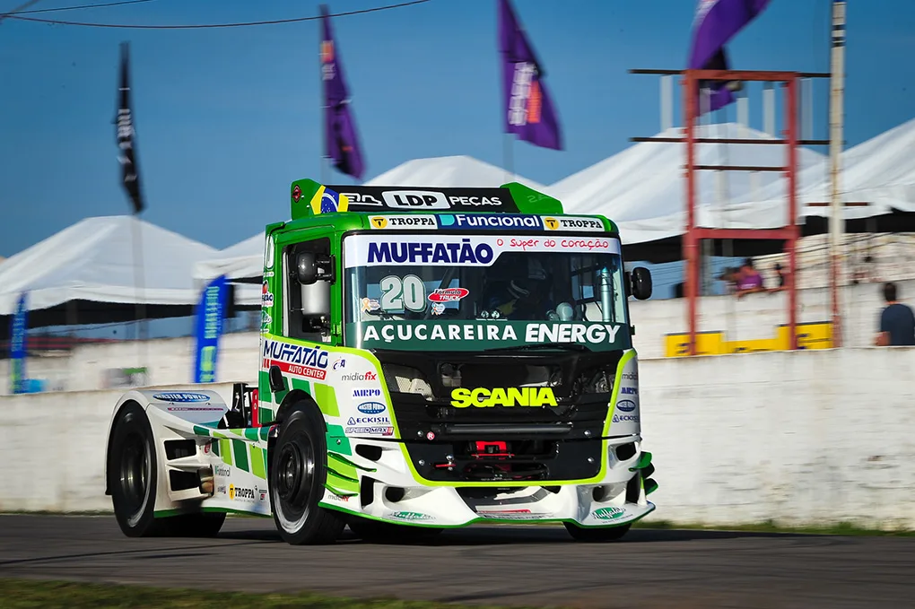 Pedro Muffato quer levar seu Scania à vitória no seu retorno ao Autódromo do Tarumã - Foto: Tiago Soares/Divulgação