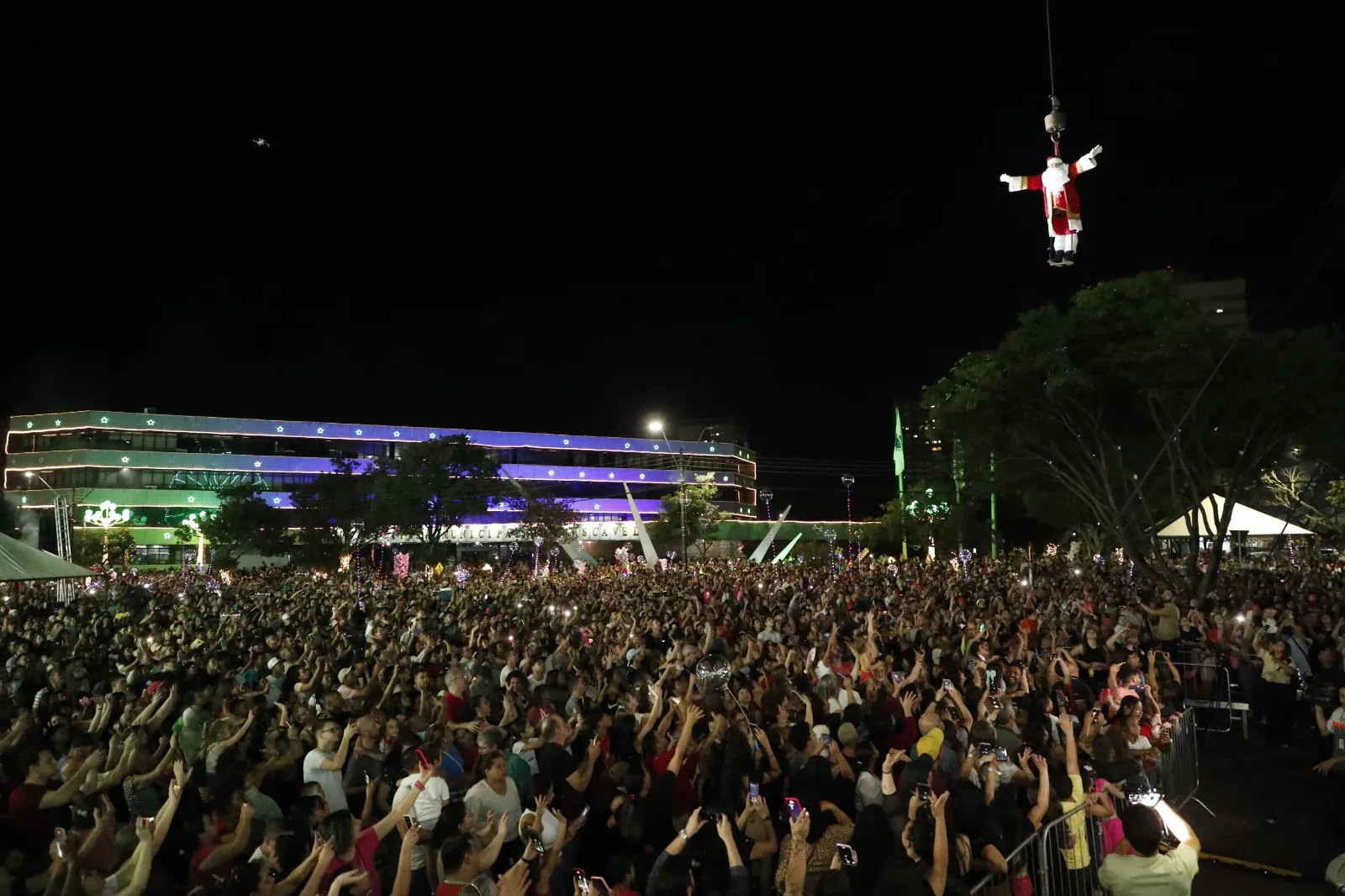 Em noite emocionante, Cascavel abre oficialmente o Natal dos Pioneiros