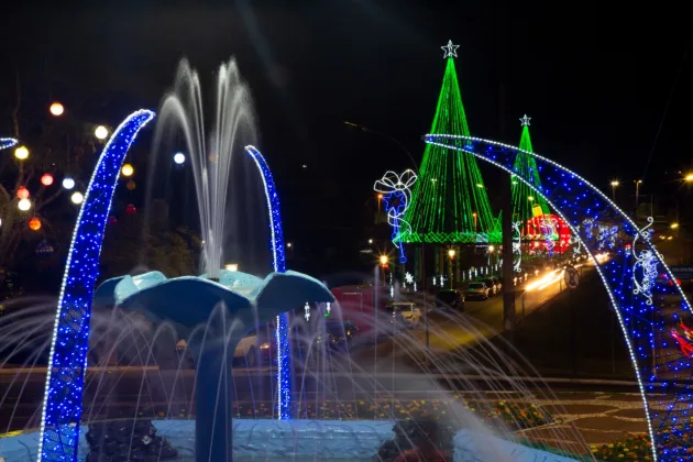 Prepare-se para o Natal dos Pioneiros 2024 em Cascavel. Shows, Papai Noel e uma decoração deslumbrante vão encher o seu coração de alegria! - Foto: Secom