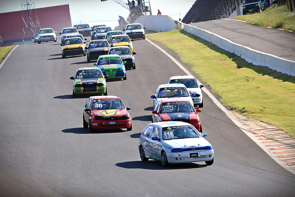 Os pilotos que disputarão a Cascavel de Ouro no sábado colocarão seus carros durante toda a quinta-feira na pista do Zilmar Beux - Foto: Divulgação 