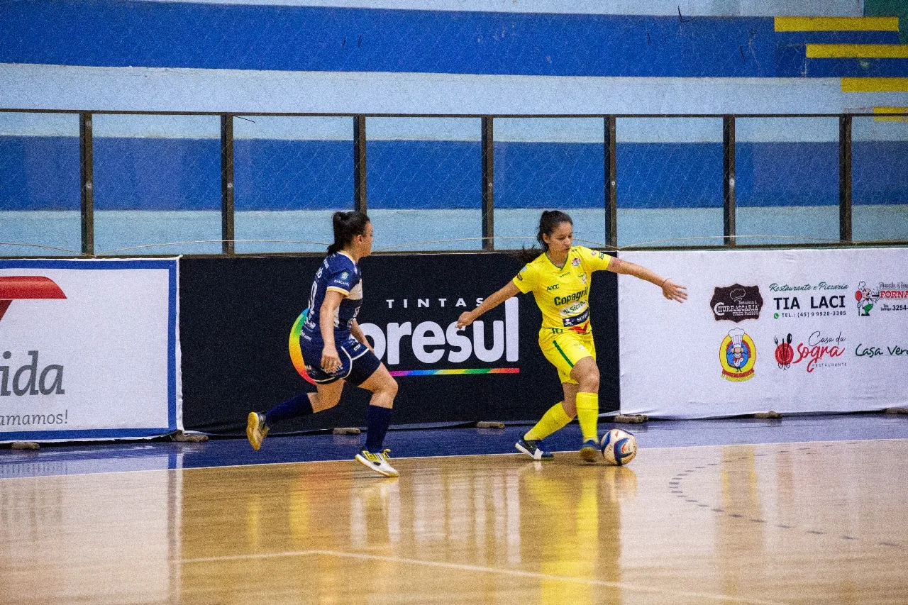 Meninas jogando futsal