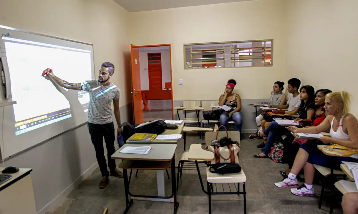 Programa incentiva estudantes a concluir ensino médio