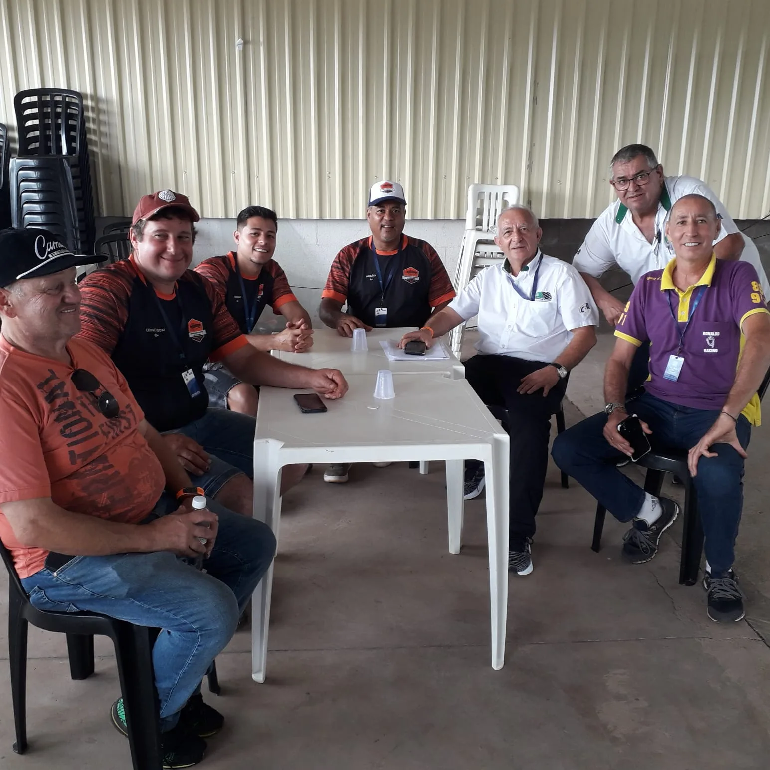 Dirigentes da Federação Paranaense e da Associação de Pilotos se reuniram domingo, no Autódromo Zilmar Beux, em Cascavel. Crédito: Divulgação