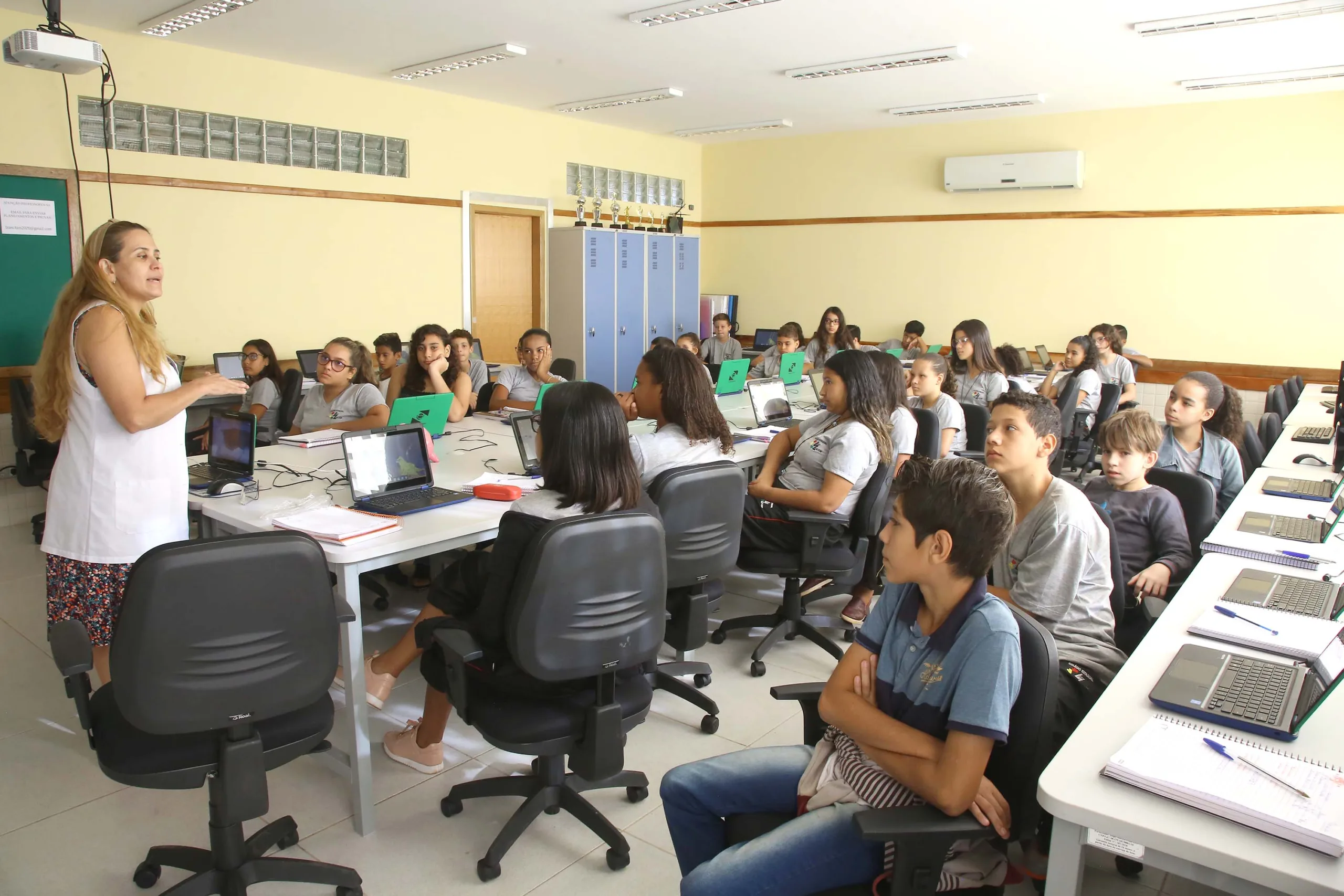 Programa parceiro na escola visa implementar a gestão administrativa nas escolas do paraná