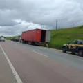 Polícia Rodoviária Federal localiza mais de 1,5 tonelada de maconha em carreta na BR-116. Condutor e passageiros foram detidos - Foto: PRF